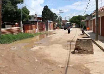 Foto: Adrián Gaytán // Las estropeadas calles de Santa Cruz Amilpas, como la Emiliano Zapata, y con subejercicio de presupuesto destinado a obras.