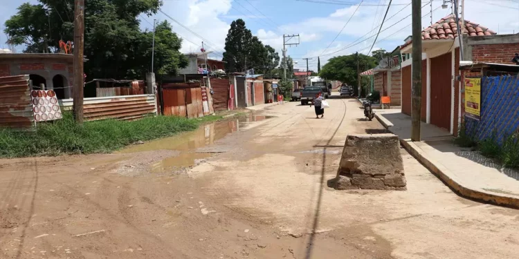 Foto: Adrián Gaytán // Las estropeadas calles de Santa Cruz Amilpas, como la Emiliano Zapata, y con subejercicio de presupuesto destinado a obras.