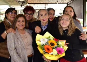 Fotos: Rubén Morales // Lety Vásquez rodeada de sus amigas durante la celebración de su cumpleaños.