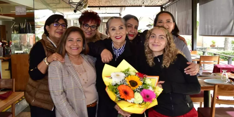 Fotos: Rubén Morales // Lety Vásquez rodeada de sus amigas durante la celebración de su cumpleaños.