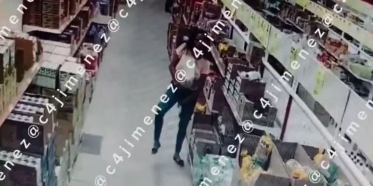 VIDEO | “LadyHuevo” en acción: mujer se da una “limpia” en tienda de Ecatepec y se vuelve viral