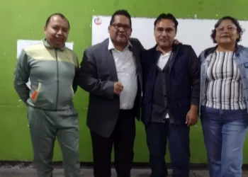 Madres, padres, docentes y alumnado participaron activamente en la primera jornada de clases gratuitas de zumba.