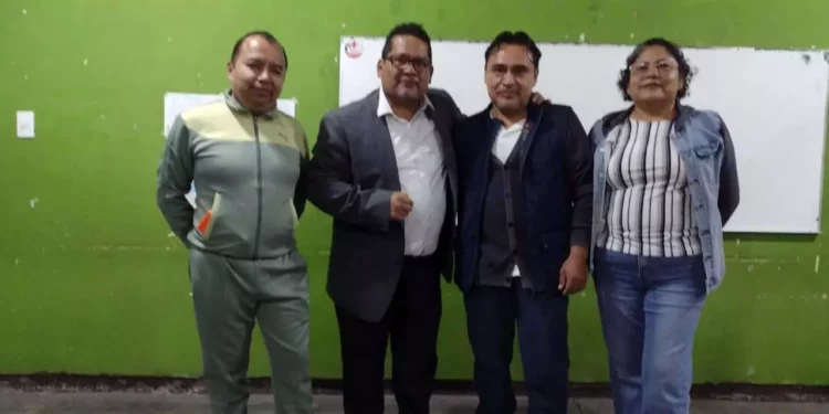 Madres, padres, docentes y alumnado participaron activamente en la primera jornada de clases gratuitas de zumba.