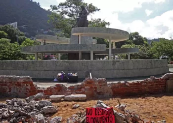 Monumento a la Madre convertido en una ruina.
