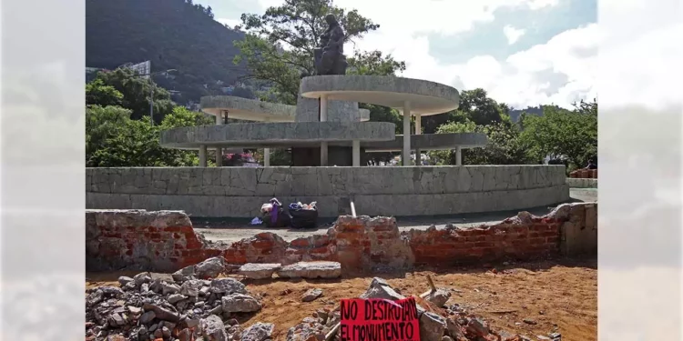 Monumento a la Madre convertido en una ruina.