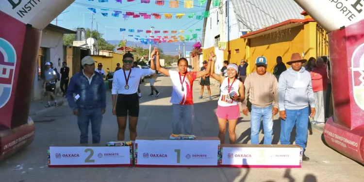 Fotos: Leobardo García Reyes // Podio de vencedores de la rama femenil.