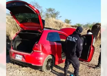 Por redes sociales ubican vehículo robado.
