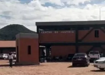 Presentaba marcas y una herida en su cuello que le provocaron asfixia.