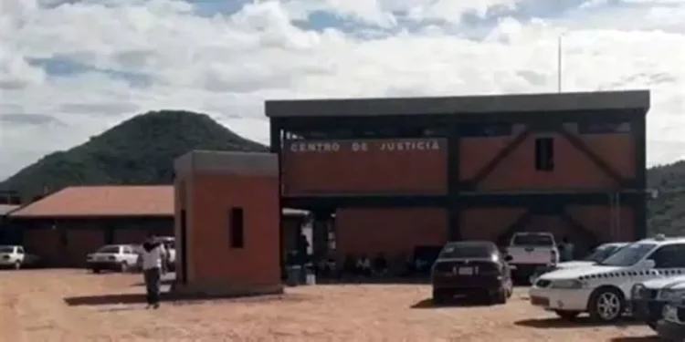 Presentaba marcas y una herida en su cuello que le provocaron asfixia.