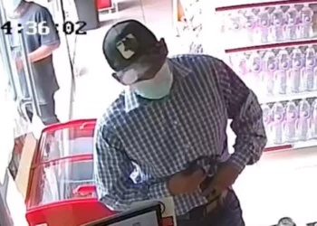 Presuntamente, son padre e hijo los que se vieron involucrados en un robo a una tienda.