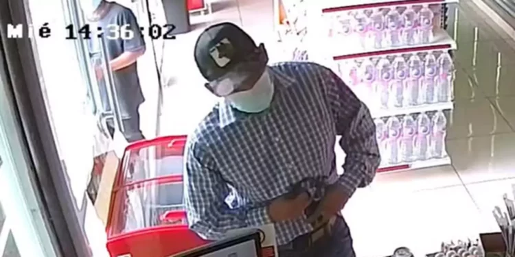 Presuntamente, son padre e hijo los que se vieron involucrados en un robo a una tienda.