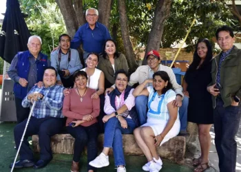 Foto: Rubén Morales // Periodistas y amigos compartieron un desayuno y posaron para el lente de Estilo Oaxaca tras una amena reunión.