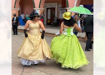 Personajes tradicionales del Carnaval recorren comunidades de la Mixteca para anunciar la llegada de los domingos de fiesta previos a la Cuaresma.