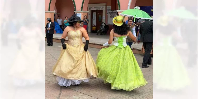 Personajes tradicionales del Carnaval recorren comunidades de la Mixteca para anunciar la llegada de los domingos de fiesta previos a la Cuaresma.