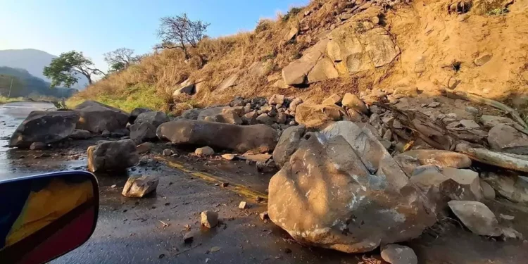 Reportan derrumbes carreteros y daños en viviendas en Guerrero.