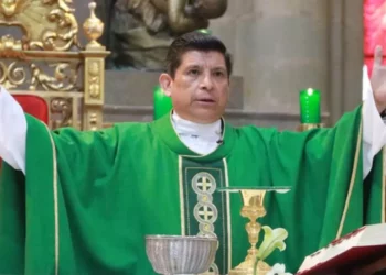 Foto: Adrián Gaytán // Rodríguez compartió el mensaje dominical ante cientos de creyentes locales y de visitantes.