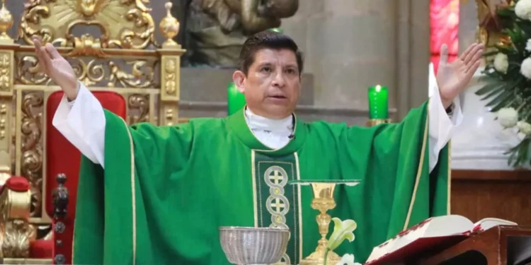 Foto: Adrián Gaytán // Rodríguez compartió el mensaje dominical ante cientos de creyentes locales y de visitantes.