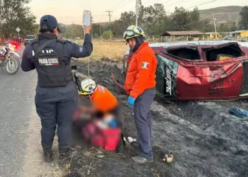 La unidad volcó aparatosamente hacia un costado de la carretera.