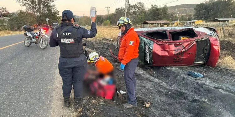 La unidad volcó aparatosamente hacia un costado de la carretera.