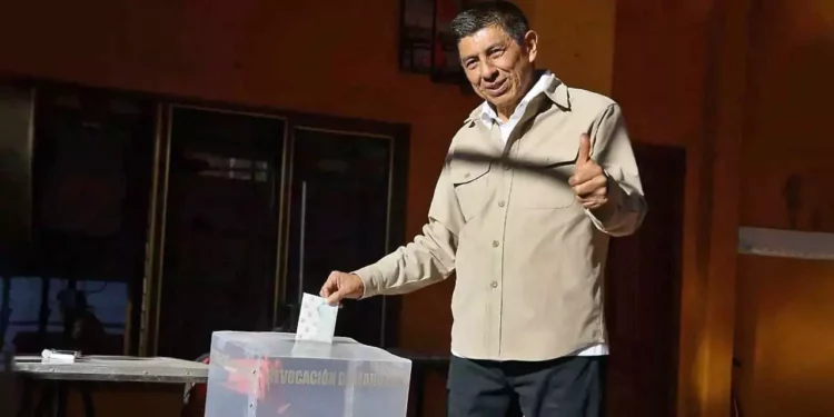 Foto: Gobierno de Oaxaca // Salomón Jara vota en un proceso sumamente cuestionado.