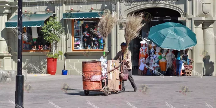 Foto: Adrián Gaytán // Se reactivó el servicio de recolección de basura en el Centro Histórico.