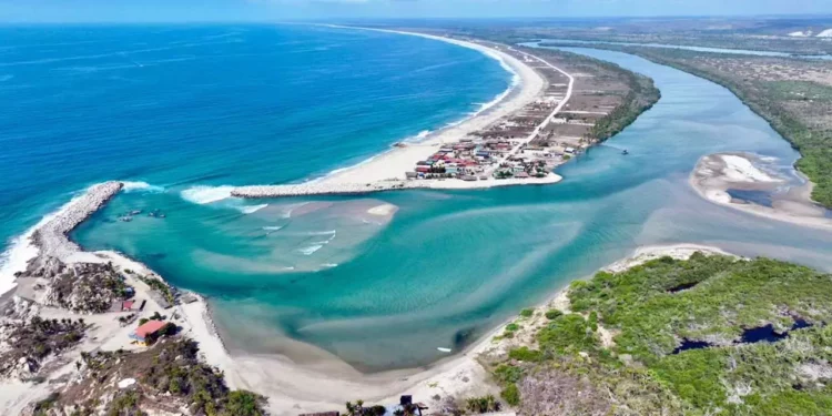 Foto: Gobierno de Oaxaca // Sector turístico abandonado tras el paso del huracán Erick.