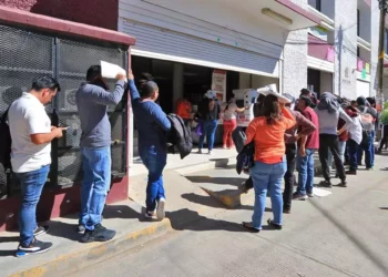 Foto: Adrián Gaytán // Semovi, los mismos vicios de todos los años; largas colas y puerta abierta a la opacidad.