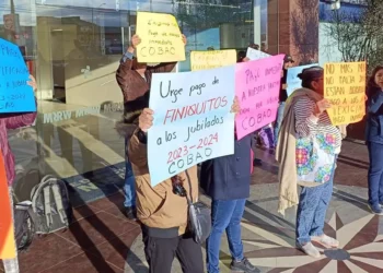 Las y los manifestantes acusaron a las autoridades del Colegio de robarse el pago que les corresponde a los jubilados.