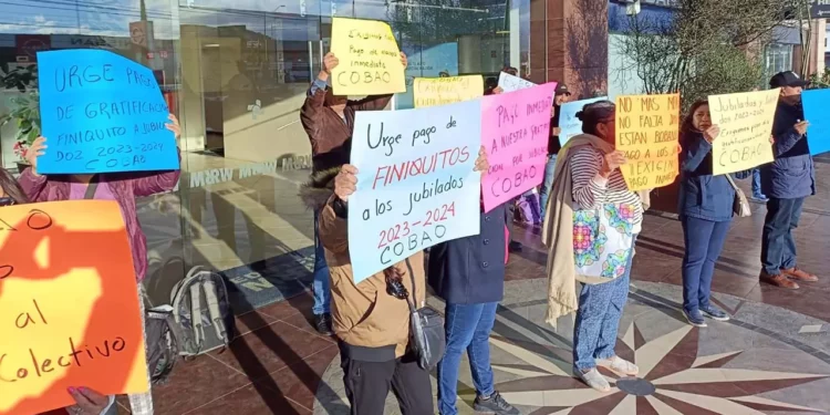 Las y los manifestantes acusaron a las autoridades del Colegio de robarse el pago que les corresponde a los jubilados.