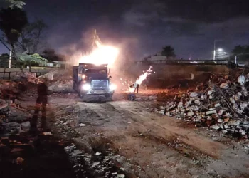 Foto: Gobierno municipal // Trabajos nocturnos en el lugar donde se edifica el Centro de Servicios Vecinales