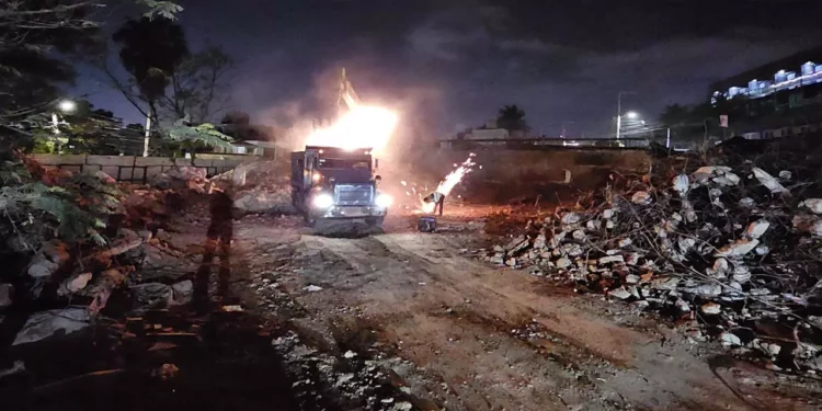 Foto: Gobierno municipal // Trabajos nocturnos en el lugar donde se edifica el Centro de Servicios Vecinales