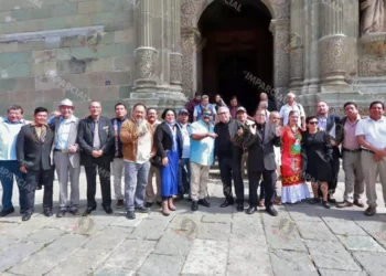 Foto: Adrián Gaytán // Un grupo de autores acudió ayer a dar gracias en la Catedral de Oaxaca