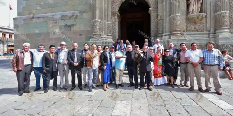 Foto: Adrián Gaytán // Un grupo de autores acudió ayer a dar gracias en la Catedral de Oaxaca