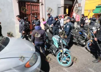 Foto: Adrián Gaytán // Una parvada de policías en el Centro Histórico; persisten los asaltos.