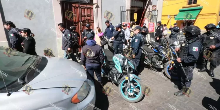 Foto: Adrián Gaytán // Una parvada de policías en el Centro Histórico; persisten los asaltos.