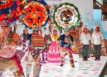 Foto: Gobierno de Oaxaca // Una pequeña prueba de la Guelaguetza en el pabellón de México de la Fitur 2026 de Madrid, España.