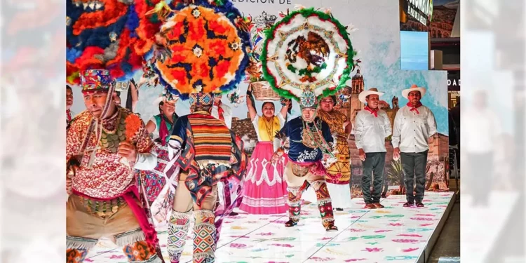 Foto: Gobierno de Oaxaca // Una pequeña prueba de la Guelaguetza en el pabellón de México de la Fitur 2026 de Madrid, España.