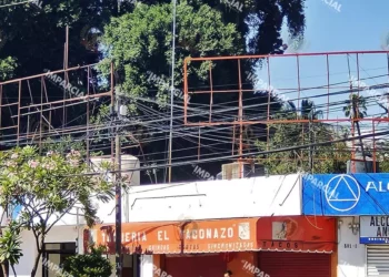 Foto: Adrián Gaytán // Uno de los espectaculares que violaban la legislación electoral fue retirado ayer de avenida Héroes de Chapultepec.