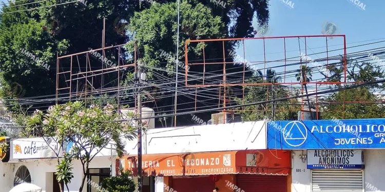 Foto: Adrián Gaytán // Uno de los espectaculares que violaban la legislación electoral fue retirado ayer de avenida Héroes de Chapultepec.
