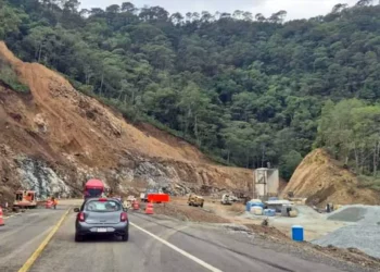 Usuarios de la supercarretera Barranca Larga-Ventanilla deben sortear constantes derrumbes y deslaves.