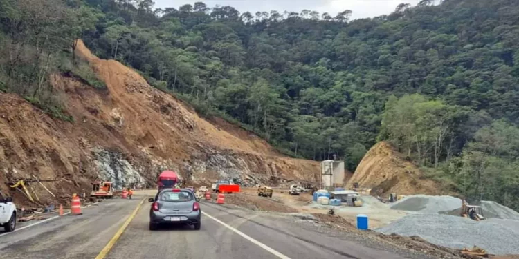 Usuarios de la supercarretera Barranca Larga-Ventanilla deben sortear constantes derrumbes y deslaves.