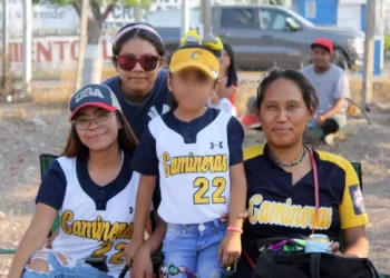 Veteranas, jóvenes y hasta niñas, disfrutan de la liga de Softball Tierra del Sol, la cual ha ido creciendo y formando jugadoras.