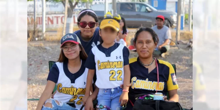 Veteranas, jóvenes y hasta niñas, disfrutan de la liga de Softball Tierra del Sol, la cual ha ido creciendo y formando jugadoras.