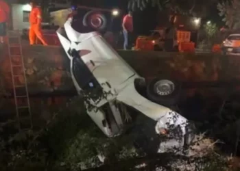 Volcadura sorprende al amanecer: abandonan camioneta en avenida Tampico