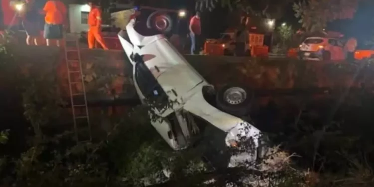 Volcadura sorprende al amanecer: abandonan camioneta en avenida Tampico