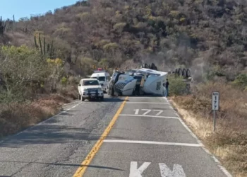 Tráiler vuelca en la carretera 190 y paraliza el tránsito en el tramo Oaxaca–Tehuantepec