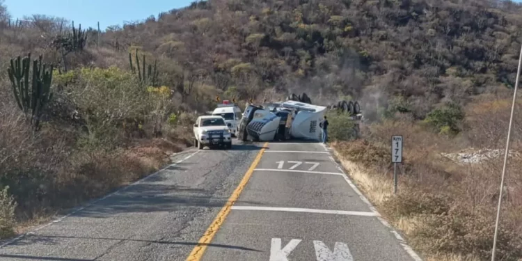 Tráiler vuelca en la carretera 190 y paraliza el tránsito en el tramo Oaxaca–Tehuantepec