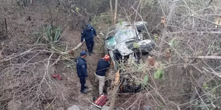 Volcadura en libramiento Ocotlán–Ejutla deja tres lesionados graves