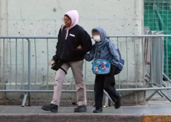 Foto: Adrián Gaytán // Madres y padres de familia aceleraron el paso hacia las escuelas mientras evidenciaban el sentir del intenso frío de la mañana.