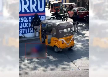 Fotos: Redes sociales // El cuerpo del mototaxista quedó junto a la unidad del grupo MOSI, antes de ser retirado por familiares, en la Segunda Sección de Juchitán.